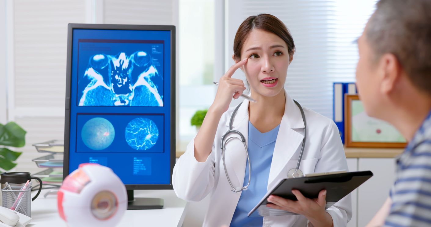 Ärztin erklärt die Augen