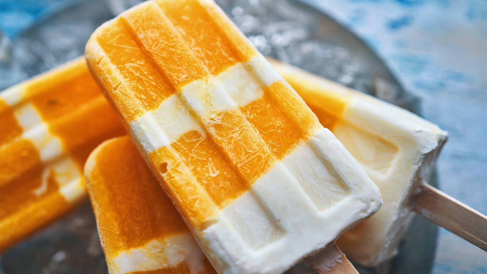 Fruchteis auf einer Schale serviert