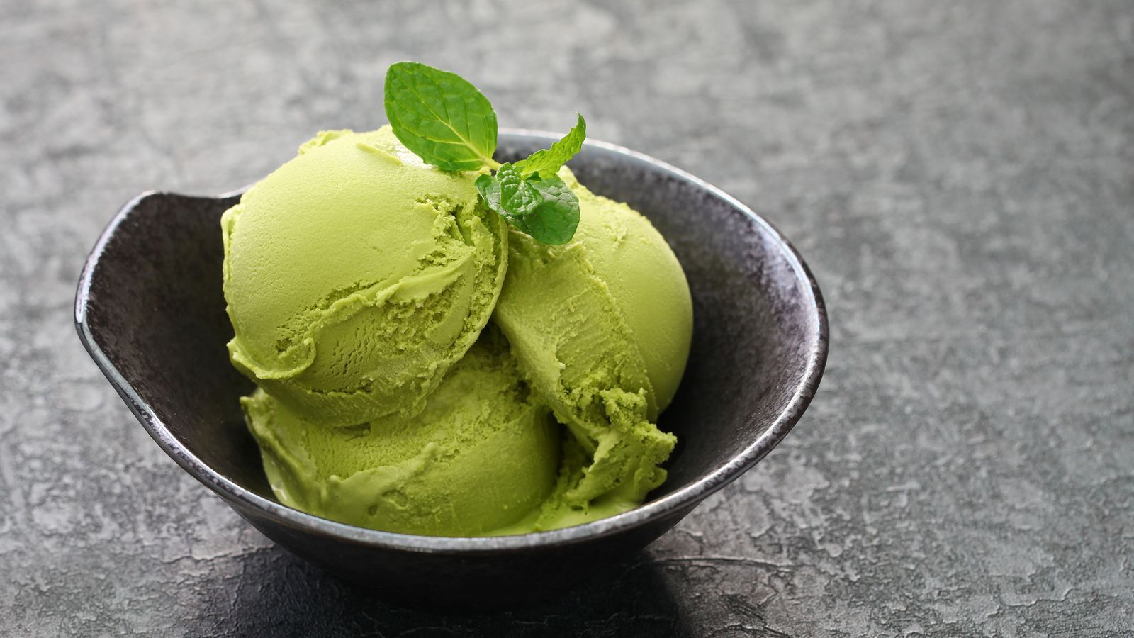 Matcha Eiscreme in Glasschale serviert