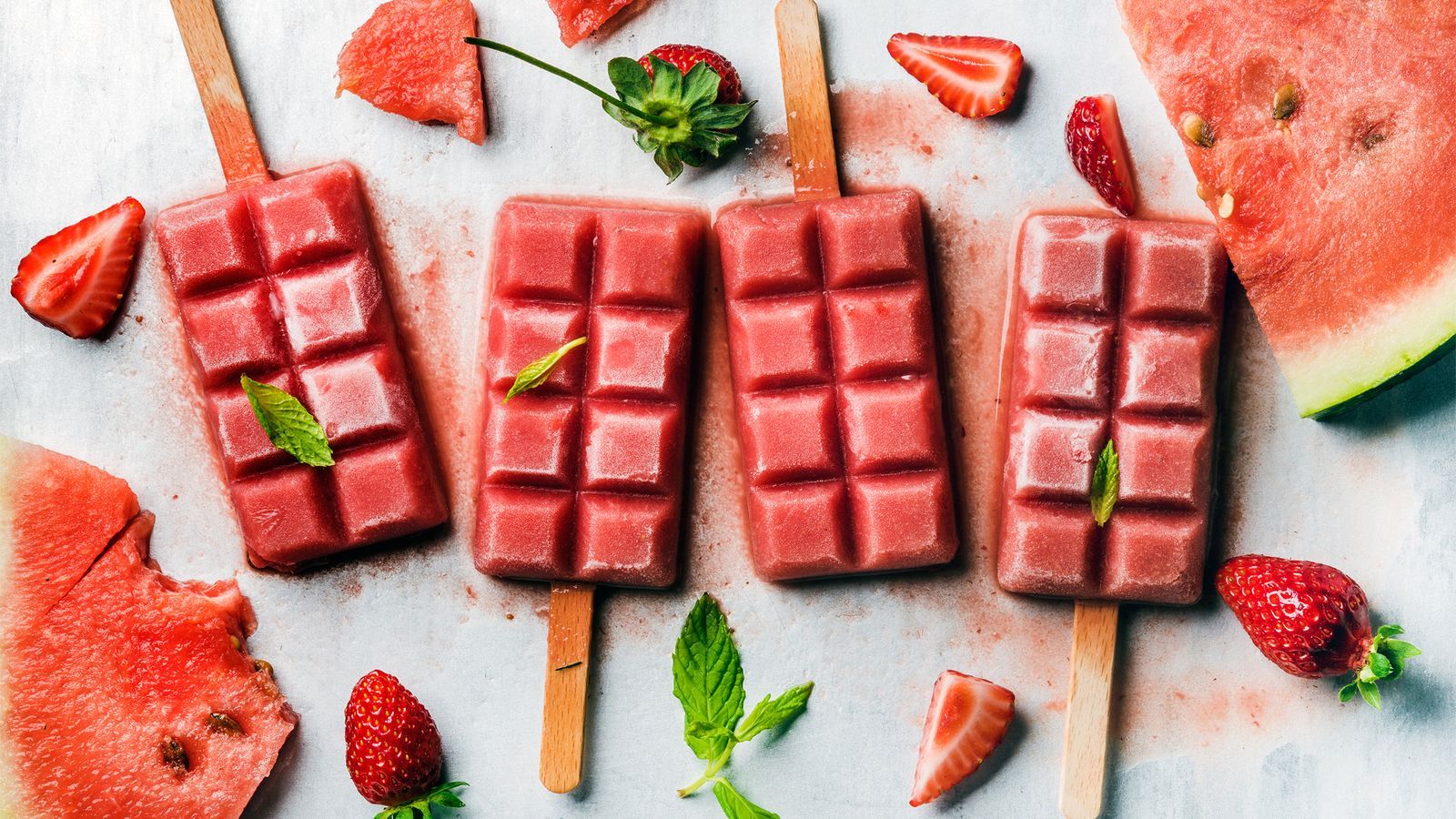 Fruchteis auf einem tisch serviert