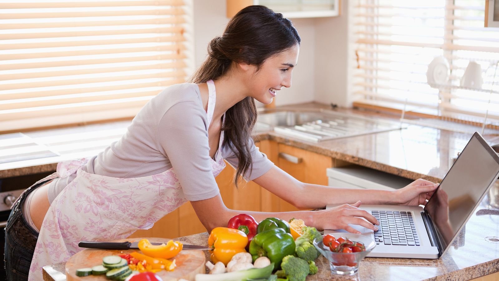Frau liest den Ernährungsplan gegen Bluthochdruck auf Ihrem Notebook