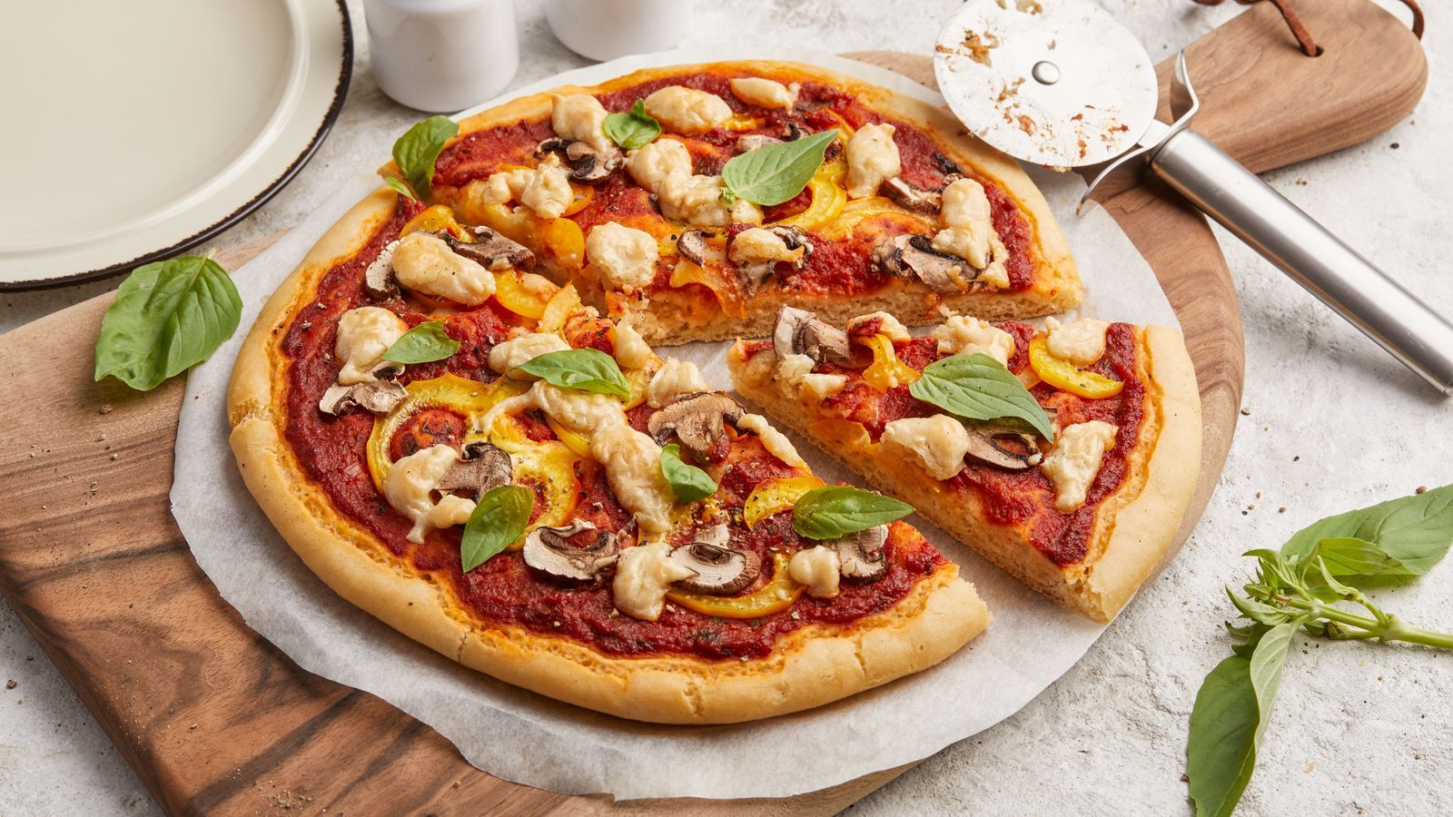 Glutenfreie Pizza mit Champignons und Paprika