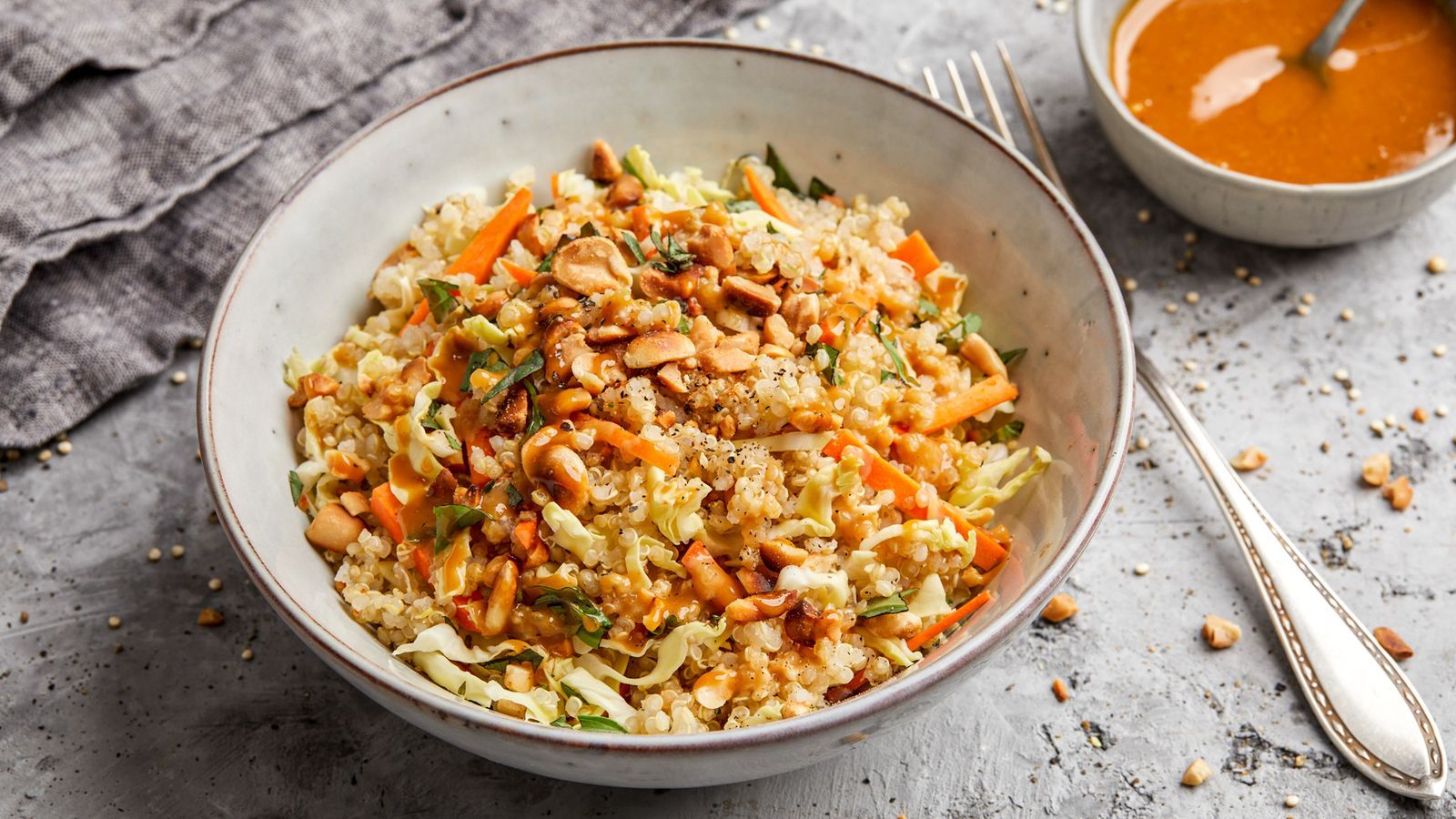 Quinoasalat mit Erdnussdressing - thailändisch 